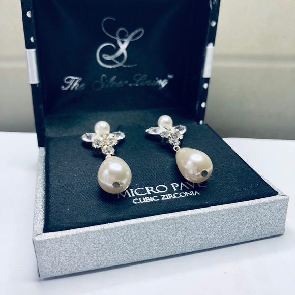 Gorgeous Bridal Necklace & Earring Set - Picture 4 of 6